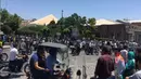 Suasana di depan parlemen Iran usai terjadi penyerangan,  Rabu (7/6). Orang-orang bersenjata melakukan serangan ke parlemen Iran dan makam pendiri revolusioner Ruhollah Khomeini. (AFP/ATTA KENARE)