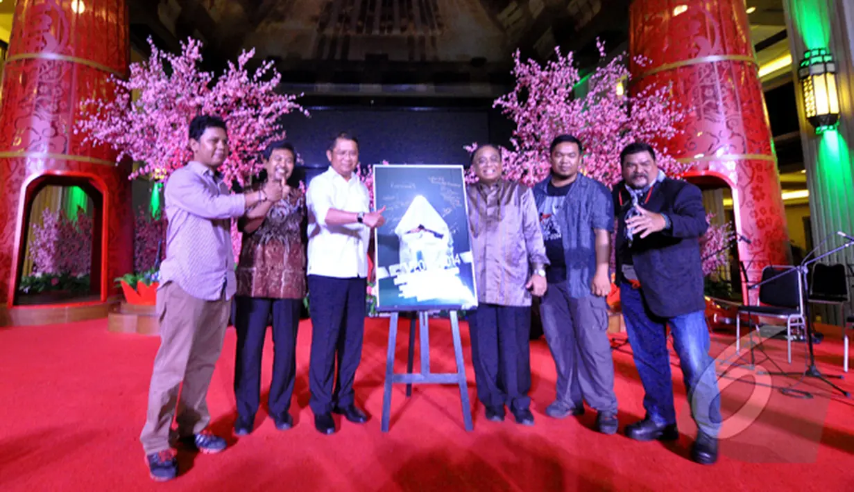 Menko Maritim Indroyono Soesilo (ketiga kanan) dan Menkominfo Rudiantara (ketiga kiri) saat membuka pameran foto dan penyerahan Anugerah Pewarta Foto Indonesia 2013-2014 di Grand Indonesia, Jakarta, Sabtu (28/2/2015). (Liputan6.com/Faizal Fanani)