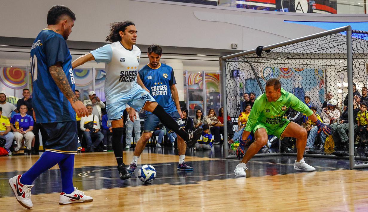 Mantan pesepak bola Argentina, Juan Pablo Sorin (kedua kiri) berusaha menjebol gawang yang dijaga oleh mantan kiper Kolombia, Oscar Cordoba dalam laga bertajuk Legends Soccer Match untuk merayakan ulang tahun Diego Maradona di American Dream Mall, East Rutherford, New Jersey, pada 30 Oktober 2025. (AFP/Kena Betancur)