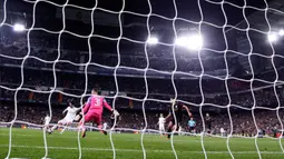 Pemain Real Madrid Isco (kiri) mencetak gol ke gawang Manchester City pada leg pertama babak 16 Liga Champions di Stadion Santiago Bernabeu, Madrid, Spanyol, Rabu (26/2/2020). Manchester City menang 2-1. (AP Photo/Manu Fernandez)