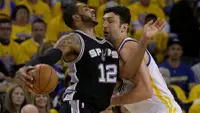 Center Golden State Warriors, Zaza Pachulia (kanan), berduel dengan forward San Antonio Spurs, LaMarcus Aldridge, pada Gim 1 final Wilayah Barat di Oakland, Minggu (14/5/2017). (AP Photo/Jeff Chiu)