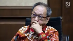 Pemilik OEM Investment Pte. Ltd dan Delta Energi, Made Oka Masagung saat menjalani sidang lanjutan dugaan korupsi proyek pengadaan e-KTP di Pengadilan Tipikor, Jakarta, Selasa (7/8). Sidang mendengar keterangan saksi. (Liputan6.com/Helmi Fithriansyah)
