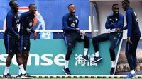 Pemain Prancis, Moussa Sissoko, Blaise Matuidi, Patrice Evra, Bacary Sagna dan Paul Pogba menikmati suasana latihan di Clairefontaine, Yvelines, (4/7/2016). (AFP/Franck Fife)