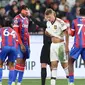 Manchester United harus bermain dengan 10 pemain di sepuluh menit terakhir akibat Will Fish diusir wasit akibat menerima kartu merah usai pelanggaran keras terhadap Victor Akinwale. (AFP/Martin Keep)