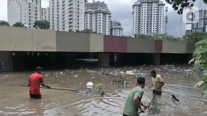 Underpass Kemayoran Penuh Sampah Akibat Banjir