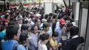 Ribuan massa harus rela antri demi bisa memasuki Istana Negara, Jakarta, Senin (20/10/2014) (Liputan6.com/Faizal Fanani)