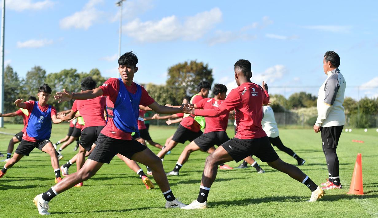 Pemain Timnas Indonesia U-17, Arkhan Kaka (kiri), bersama pemain lainnya melakukan pemanasan dalam latihan perdana di Borussia-Park Training Ground, Jerman, Selasa (19/9/2023). Pemain Timnas U-17 menggelar latihan adaptasi selama 45 menit. (Dok. PSSI)