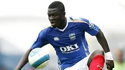 Portsmouth&#039;s Sulley Muntari controls the ball during their Premier League match against Blackburn at Fratton Park, Portsmouth on April 27, 2008. AFP PHOTO/GLYN KIRK