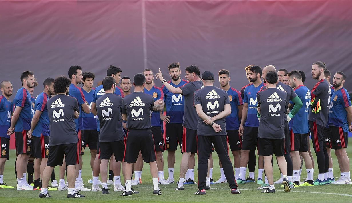 Pelatih baru Spanyol, Fernando Hierro, berdiskusi dengan pemainnya saat latihan perdananya di Krasnodar Academy, Krasnodar, Selasa (13/6/2018). Legenda Real Madrid ini ditunjuk menggantikan Julen Lopetegui. (AFP/Pierre-Philippe Marcou)