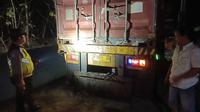 Seorang polisi dalam sebuah operasi lapangan menghentikan truk bermuatan garam di jalan raya Paterrongan, Bangkalan.
