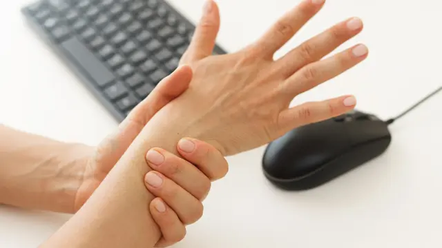 Laptopan Seharian Tanpa Sadar Bikin Cedera? Kenali RSI, Penyebab Tubuh Cepat Loyo Saat Bekerja