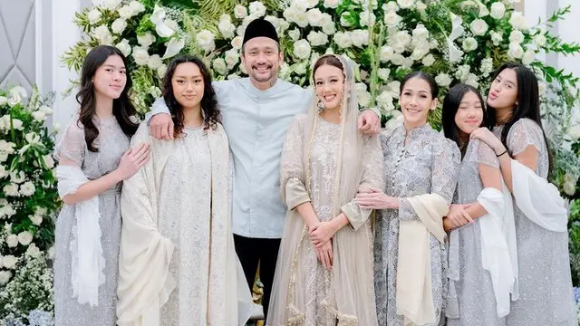 Pengajian Jelang Pernikahan Azzahra Nabila Putri Pertama Tora Sudiro. [@deaantys]