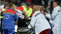 Gelandang Dinamo Bucharest, Patrick Ekeng, mendapatkan perawatan setelah mengalami serangan jantung pada laga melawan Viitorul Constanta di Bucharest, Jumat (6/5/2016). (AFP/Alexandru Dobre)