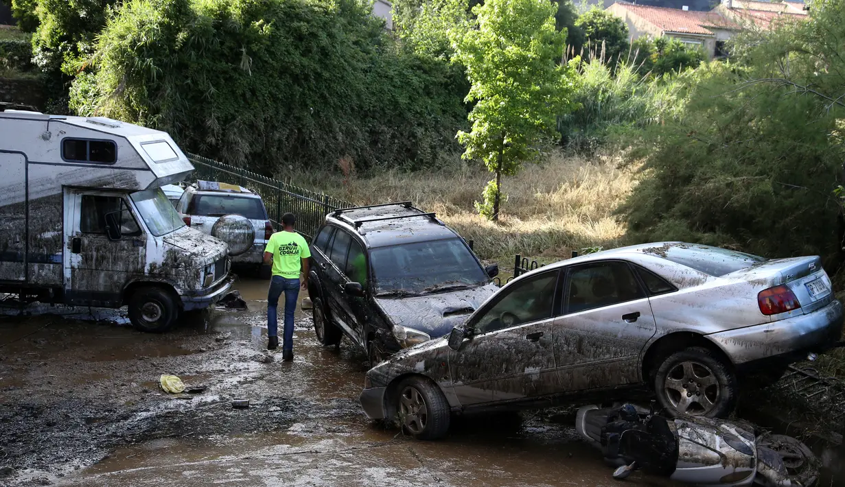 Sejumlah mobil yang tersapu akibat banjir yang melanda Kota Ajaccio di Prancis (11/6/2020). Banjir yang disebabkan oleh hujan lebat pada tengah hari itu telah menghanyutkan sejumlah kendaraan di Kota Ajaccio. (AFP/Pascal POCHARD-CASABIANCA)
