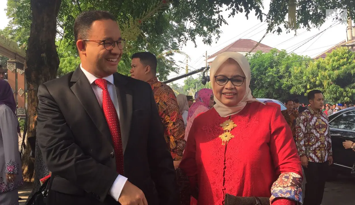 Gubernur DKI Jakarta Anies Baswedan bersama istri saat datang ke pernikahan putri Presiden Jokowi, Kahiyang-Bobby di Gedung Graha Saba Buana, Solo, Rabu (8/11). Anies menegaskan upacara pernikahan itu jauh dari kesan mewah. (Liputan6.com/Lizsa Egeham)