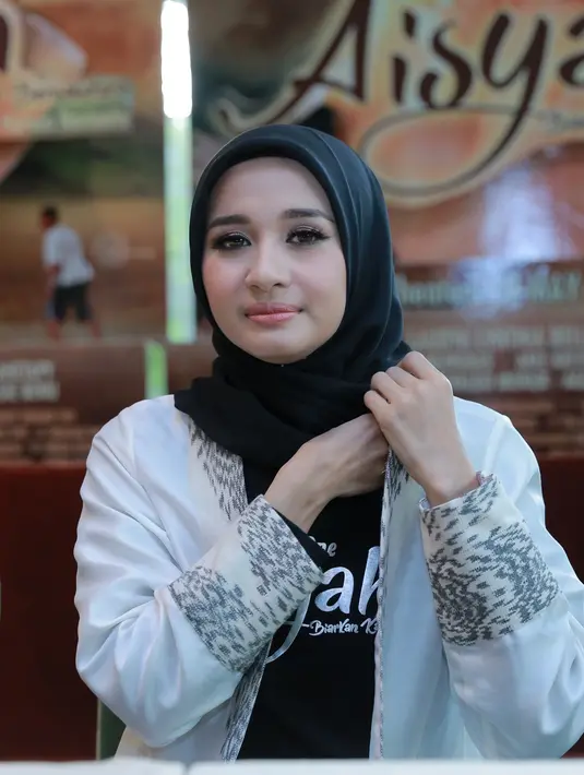 “Aku mendapat hidayah di tahun ini, karir semakin bagus, film aku jadi box office dan dapat piala. Wow, ini luar biasa banget,” ujar Laudya Cynthia Bella usai menerima piala FFB tahun 2015 silam. (Adrian Putra/Bintang.com)