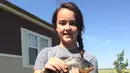 Kennedy Smith memperlihatkan ikan dengan gigi manusia yang ditangkapnya di kawasan Danau Fort Cobb, Oklahoma, 22 Juli 2018. Ikan bernama pacu itu habitat aslinya berada di Amerika Selatan. (Tyler Howser/Oklahoma Department of Wildlife Services via AP)