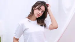 Tak hanya bersuara merdu, mahasiswa asal Malang ini juga panya paras cantik. Apalagi Nabilah Vadaq punya gaya penampilan stylish. Peserta Indonesian Idol ini tampak cantik dengan berbagai busana yang ia kenakan. 
(Liputan6.com/IG/nabilahvdq)