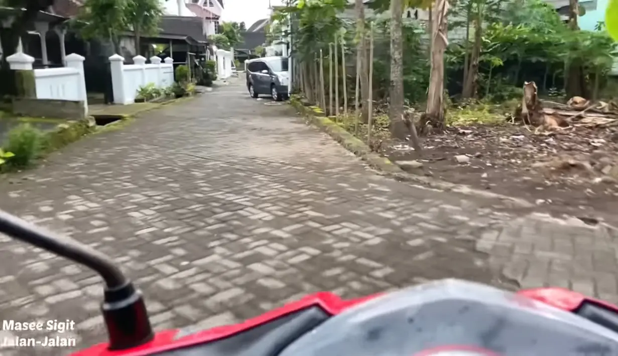 Akses masuk kediaman Erina dan keluarga cukup sempit, hanya muat sekitar dua mobil. [Sumber: Youtube Ini Yogyakarta]