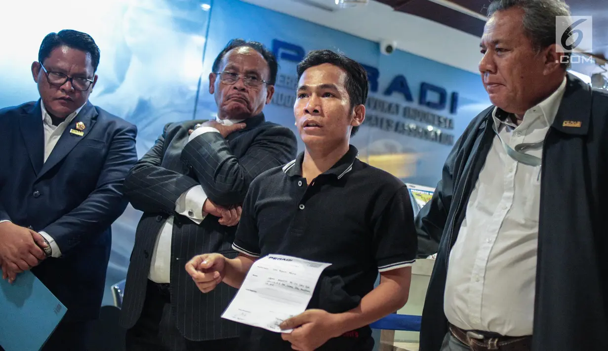 Mantan terpidana mati kasus pembunuhan Yusman Telaumbanua (kedua kiri) memberi keterangan usai pertemuan tertutup dengan pihak kontras terkait pelaporan mantan penasihat hukum Yusman di Kantor Peradi, Jakarta, Rabu (21/11).  (Liputan6.com/Faizal Fanani)