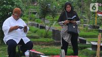 Warga berdoa saat berziarah ke makam TPU Malaka di Jakarta Timur, Sabtu (11/2023). Untuk menghindari kepadatan saat berziarah ke makam keluarga, warga memilih untuk lebih awal guna menghindari kepadatan ziarah kubur jelang bulan suci Ramadhan 1444 Hijriah. (merdeka.com/Imam Buhori)