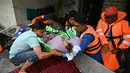Pemerintah negara bagian sedang mengidentifikasi langkah-langkah lanjutan yang perlu diambil untuk memastikan keselamatan warga, termasuk menyempurnakan infrastruktur mitigasi banjir. Tampak dalam foto, petugas penyelamat membawa seorang perempuan lanjut usia yang membutuhkan perawatan medis dari rumahnya yang terendam banjir ke atas perahu di Kangar, negara bagian Perlis, Malaysia utara, pada Kamis 27 November 2025. (Mohd RASFAN/AFP)