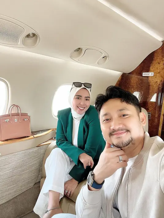 Berawal dari sanalah, Angga Wijaya dan istri kompak menjalin rumah tangga sekaligus sebagai rekan bisnis. Tak tanggung-tanggung, naik pesawat mewah bareng keluarga jadi hal yang mudah. (Liputan6.com/IG/@anggawijaya88)