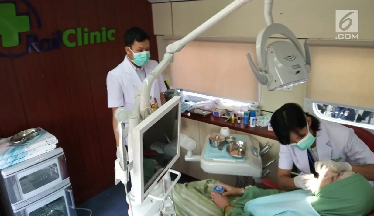 Petugas medis memeriksa pasien yang berobat ke Rail Clinic yang berhenti di Stasiun Alastua, Semarang, Jawa Tengah, Kamis ( 28/3). Pengobatan gratis dari PT KAI ini dihadiri oleh ratusan warga sekitar stasiun. (Liputan6.com/Gholib)