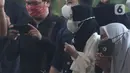 Kerabat dan keluarga saat menghadiri pemakaman Dedi Yuliardi Ashadi atau Dorce Gamalama di TPU Bantar Jati, Bambu Apus, Jakarta, Rabu  (16/2/2022). Dorce menghembuskan nafas terakhir di RSPP Simprug, Jakarta Selatan, Rabu (6/2) pukul 07.00 WIB, setelah mengalami koma tiga minggu. (Liputan6.com