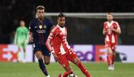 Bintang Bayern Munchen, Michael Olise, menggiring bola melewati pemain PSG pada semifinal leg 1 Liga Champions 2025/2026, Rabu (29/4/2026) dini hari WIB. (FRANCK FIFE / AFP)