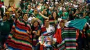 Suporter Meksiko bersorak sambil mengenakan pakaian tradisional dalam laga persahabatan antara Meksiko dengan Skotlandia di Stadion Azteca, Mexico City, Meksiko, Sabtu (2/6). Meksiko menang 1-0. (AP Photo/Eduardo Verdugo)