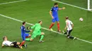 Striker Prancis, Antoine Griezmann, saat mencetak gol kedua ke gawang Jerman pada laga semifinal Piala Eropa 2016 di Stade Velodrome, Marseille, Jumat (8/7/2016) dini hari WIB. (AFP/Boris Horvat)