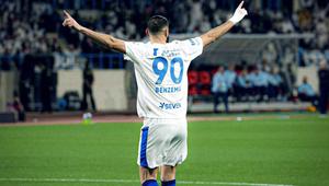 Karim Benzema mencatatkan hattrick pada laga debutnya bersama Al Hilal. Kontribusi Benzema mengantar Al Hilal menang 6-0 atas tuan rumah Al Akhdoud di Liga Pro Saudi, Jumat WIB (6-2-2026). (Dok. X @Alhilal_EN)