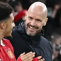 Pemain Manchester United, Jadon Sancho, tersenyum saat akan dimasukkan Erik ten Hag melawan Nottingham Forest pada leg kedua babak semifinal Carabao Cup, Jumat (2/2/2023). Sancho bermain ketika Manchester United menaklukkan Nottingham 2-0 pada leg kedua babak semifinal Carabao Cup, Jumat (2/2/2023). (AFP/Paul Ellis)