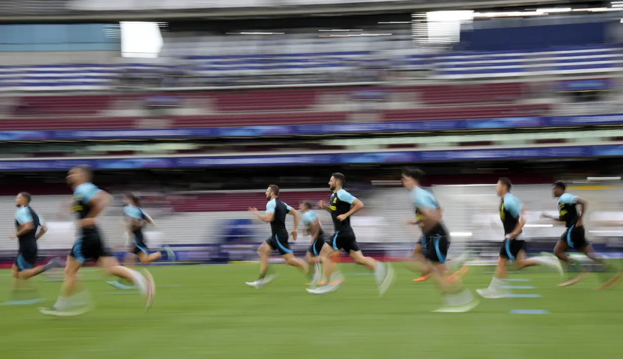 <p>Para pemain Inter Milan berlari saat menjalani sesi latihan di Ataturk Olympic Stadium, Istanbul, Turki, Jumat (9/6/2023). Manchester City dan Inter Milan sedang melakukan persiapan terakhir jelang laga final Liga Champions. (AP Photo/Antonio Calanni)</p>