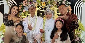 Sementara itu, Ashanty mengenakan dress panjang coklat keemasan lengan panjang hitam brokat. Anang mengenakan batik yang serasi dengan Arsya. Arsy tampil cantik dengan dress panjang motif bunga 3D. [@ashanty_ash]