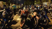 Sepeda motor yang diduga digunakan untuk balapan liar dijejer polisi sebelum dimasukkan ke truk. (Liputan6.com/M Syukur)