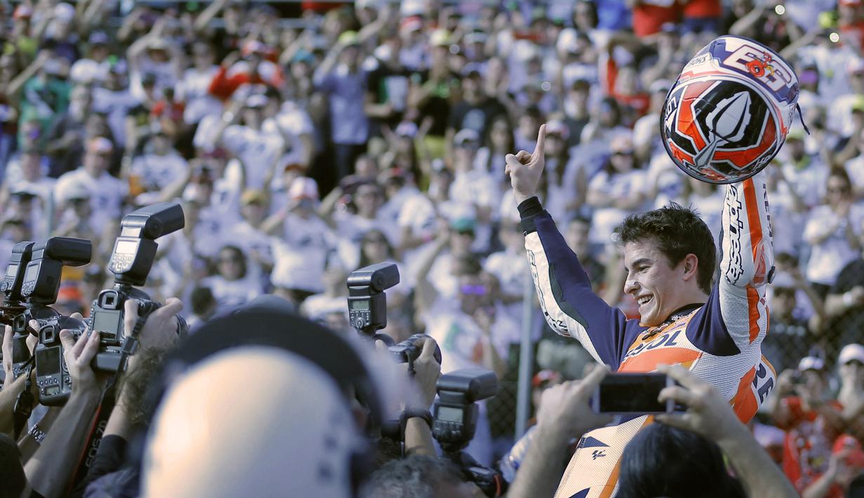 MotoGP 2013. Dua pembalap teratas yang bersaing merebut gelar juara dunia MotoGP 2006 adalah Marc Marquez (Honda) dan Jorge Lorenzo (Yamaha). Sebelum seri ke-18 alias seri terakhir yang kembali digelar di MotoGP Valencia, Marc Marquez memimpin dengan 318 poin, sementara Jorge Lorenzo mengoleksi 305 poin. Meski akhirnya Jorge Lorenzo menjuarai MotoGP Valencia dan total mengoleksi 330 poin, Marc Marquez lah yang akhirnya menjadi juara dunia MotoGP 2013 usai mengoleksi 334 poin hasil finis di posisi ke-3. (AFP/Jose Jordan)