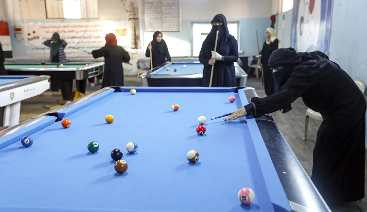 Sejumlah wanita mengikuti kejuaraan biliar lokal di sebuah gedung olahraga di ibu kota  Sanaa, Yaman  (16/12/2019). (AFP/Mohammed Huwais)