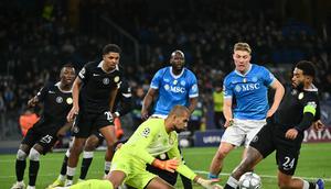 Kemelut terjadi di muka gawang Chelsea saat wakil Inggris itu bertamu ke kandang Napoli pada lanjutan Liga Champions 2025/2026 di Estadio Diego Armando Maradona, Kamis (29/1/2026) dini hari WIB. (Alberto PIZZOLI / AFP)