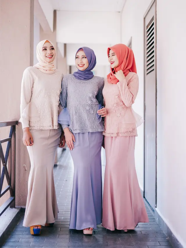 perempuan muslim lebaran berkerudung