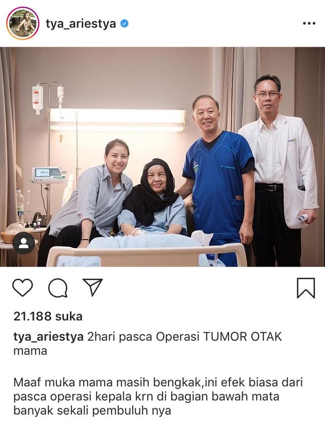 Tya Ariestya mendampingi ibunya usai operasi.