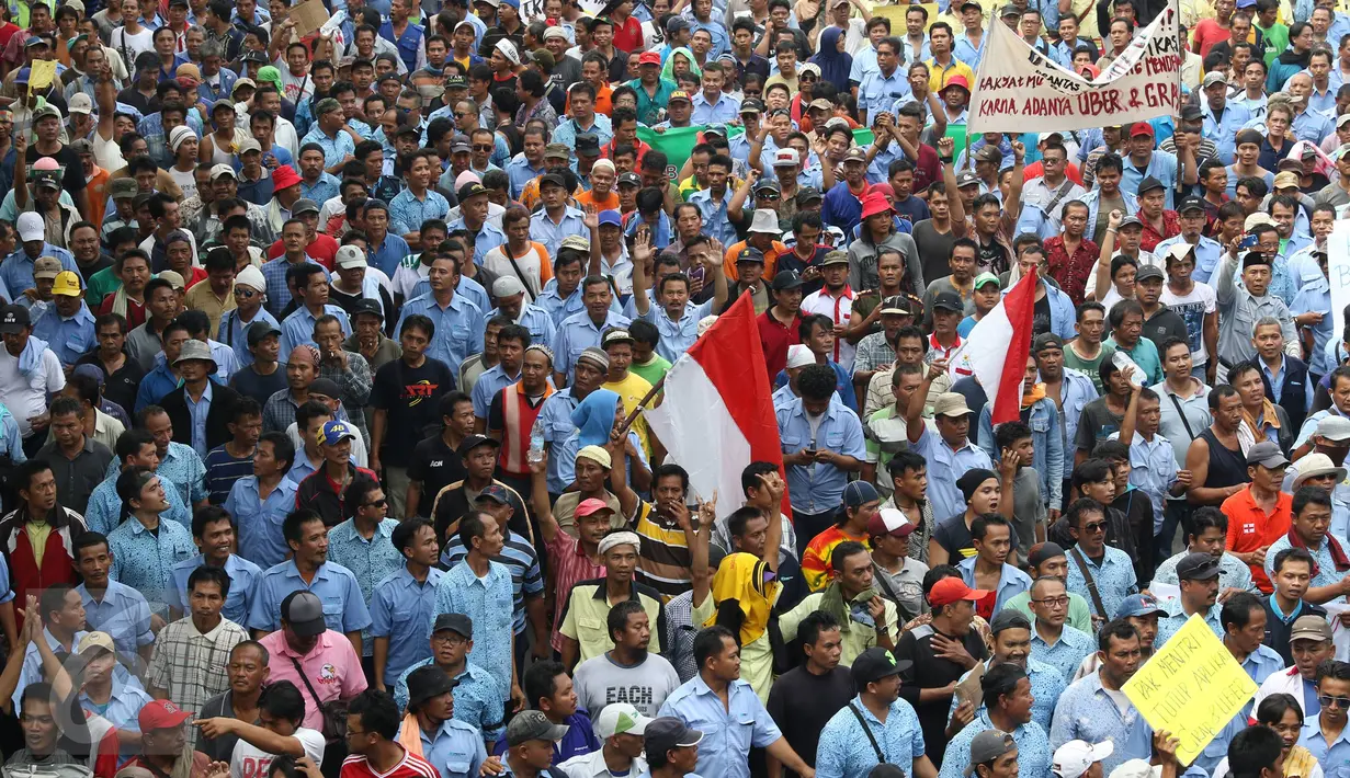 Ribuan sopir angkutan umum yang tergabung dalam Persatuan Pengemudi Angkutan Darat longmarch dari Balai Kota menuju Istana Merdeka, Jakarta, Senin (14/3). Mereka menuntut agar menertibkan transportasi berbasis online. (Liputan6.com/Immanuel Antonius)