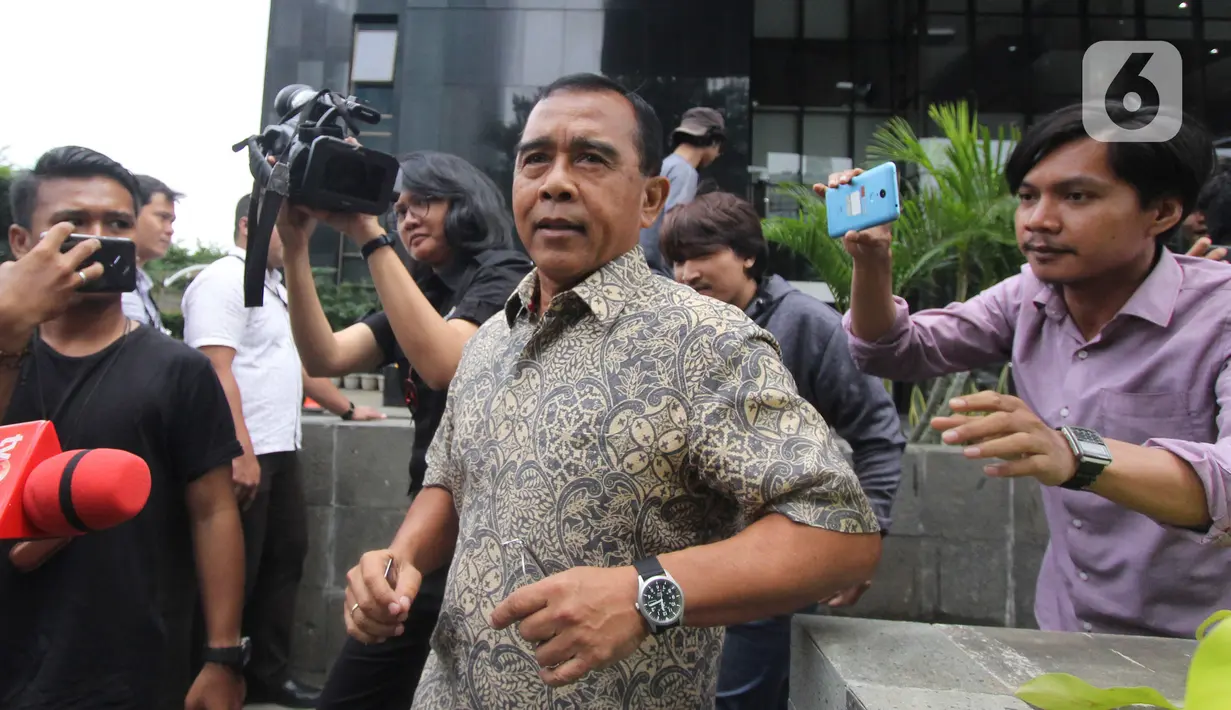 Ketua KONI Pusat, Tono Suratman berusaha menghindari awak media  usai menjalani pemeriksan di Gedung KPK,  Selasa (21/1/2020). Tono dimintai keterangannya terkait kasus suap dana hibah pemerintah melalui Kementerian Pemuda dan Olahraga (Kemenpora) kepada KONI tahun 2018. (merdeka.com/Dwi Narwoko)