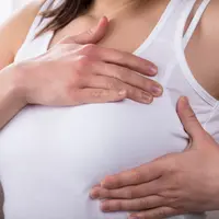 ilustrasi memijat payudara/copyright by Andrey_Popov from Shutterstock