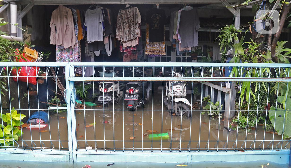 Kondisi rumah yang terendam banjir di RW 07, Kelurahan Pekayon, Jakarta Timur, Sabtu (20/2/2021). Banjir di kawasan tersebut terjadi akibat curah hujan yang tinggi. (Liputan6.com/Herman Zakharia)