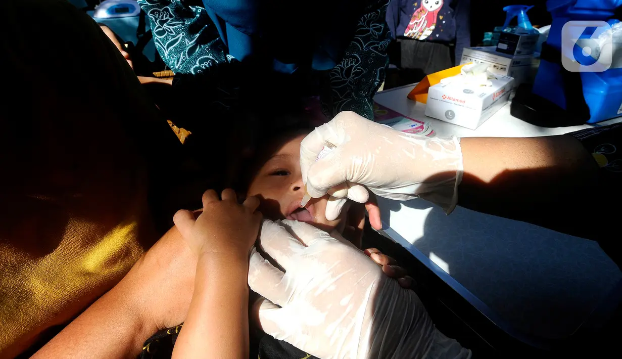 Pada hari pertama ini, para orangtua tampak antusias membawa anak-anak mereka untuk mendapatkan vaksinasi polio. (merdeka.com/Arie Basuki)