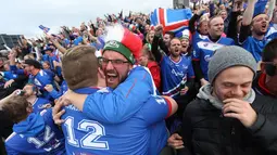 Suporter Islandia berpelukan merayakan kemenangan timnya atas Inggris pada laga 16 besar Piala Eropa 2016 di Reykjavik, Islandia, Selasa (28/6/2016) dini hari WIB. Islandia menang 2-1. (EPA/Eythor Arnason)