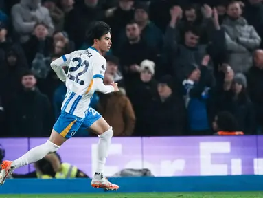 Pemain Brighton & Hove Albion, Kaoru Mitoma, melakukan selebrasi setelah mencetak gol ke gawang Chelsea pada laga pekan ke-25 Premier League di American Express Stadium, Sabtu (15/2/2025). (AP Photo/Dave Shopland)