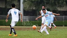 Aksi Gendut Doni saat melawan tim wartawan pada laga persahabatan di Stadion Soematri Brojonegoro, Jakarta (19/4/2017). Pertandingan ini untuk meramaikan HUT PSSI ke-87. (Bola.com/Nicklas Hanoatubun)